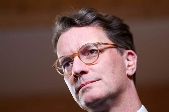 Es muss einen spürbaren Unterschied machen, ob man arbeiten geht oder Sozialleistungen empfängt, mahnt Nordrhein-Westfalens Ministerpräsident Hendrik Wüst (CDU). (Archivbild) 