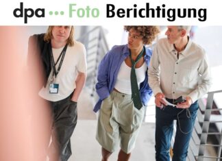 Der bekannte Schauspieler Lars Eidinger spielt bei der Eröffnungspremiere der Ruhrtriennale eine Hauptrolle - hier zusammen mit seiner Bühnen-Partnerin Larissa Sirah Herden und Intendant Ivo van Hove.
