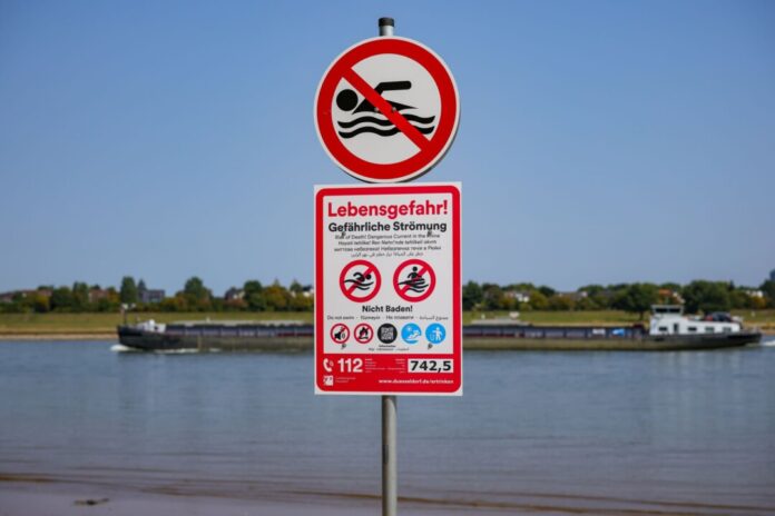 Nach einer Häufung tödlicher Badeunfälle im Rhein erlassen immer mehr Städte Badeverbote für den Fluss. (Archivfoto)