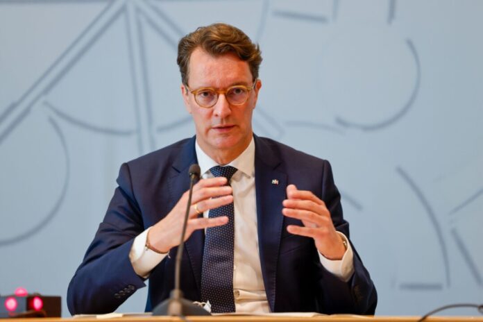 Hendrik Wüst Die CDU von NRW-Ministerpräsident Hendrik Wüst würde nach der neuesten Umfrage auf 35 Prozent kommen. (Archivbild)