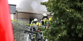 Kräfte der Feuerwehr im Einsatz bei dem Brand. Eine Frau wurde lebensgefährlich verletzt aus dem brennenden Wohnhaus gerettet.