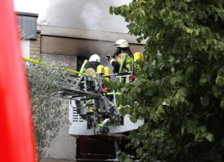 Kräfte der Feuerwehr im Einsatz bei dem Brand. Eine Frau wurde lebensgefährlich verletzt aus dem brennenden Wohnhaus gerettet.