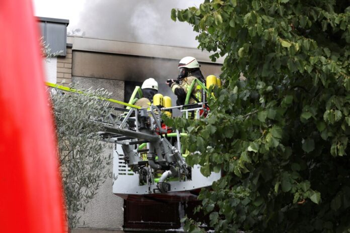 Kräfte der Feuerwehr im Einsatz bei dem Brand. Eine Frau wurde lebensgefährlich verletzt aus dem brennenden Wohnhaus gerettet.