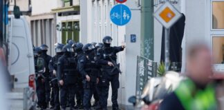Nach Schüssen in der Nähe des Landgerichts Bielefeld sicherten schwer bewaffnete Polizeibeamte am 26. Februar 2025 das Viertel in der Innenstadt. (Archivbild)