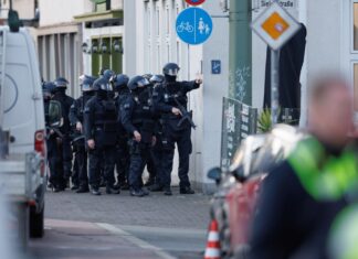Nach Schüssen in der Nähe des Landgerichts Bielefeld sicherten schwer bewaffnete Polizeibeamte am 26. Februar 2025 das Viertel in der Innenstadt. (Archivbild)