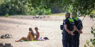 Mitarbeiter vom Ordnungsamt der Stadt Düsseldorf sind am sogenannten Paradiesstrand im Einsatz. Sie überwachen das Badeverbot im Rhein. 