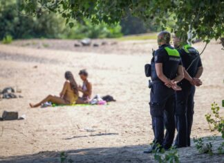 Mitarbeiter vom Ordnungsamt der Stadt Düsseldorf sind am sogenannten Paradiesstrand im Einsatz. Sie überwachen das Badeverbot im Rhein. 
