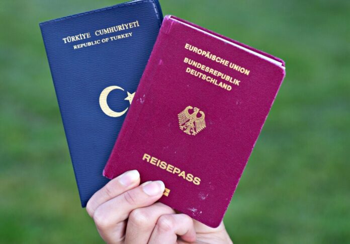 NRW zählt Doppelstaatler bei Kriminalität extra – SPD warnt Ein doppelter Pass wird bundesweit nicht in der Kriminalitätsstatistik aufgeführt. (Symbolbild)