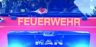 Die Feuerwehr konnte ein Ausbreiten der Flammen auf ein Lagergebäude verhindern. (Symbolbild)
