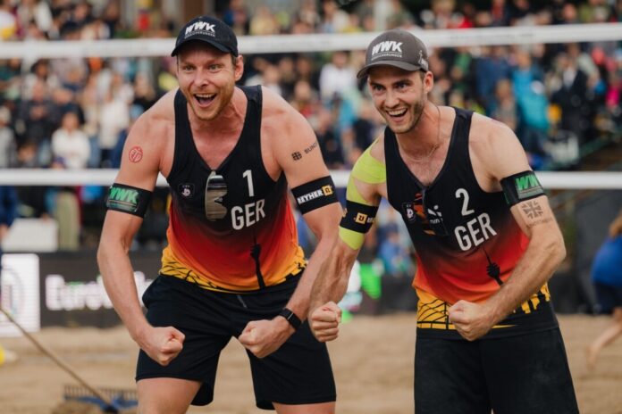 Beach-Volleyball: EM Jubel nach dem Viertelfinal-Einzug bei der EM: Nils Ehlers (l) und Clemens Wickler