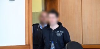 Der Lkw-Fahrer war bereits vorläufig in einer Klinik untergebracht. (Archivbild)