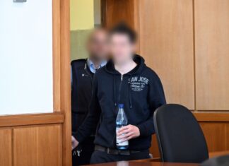 Der Lkw-Fahrer war bereits vorläufig in einer Klinik untergebracht. (Archivbild)