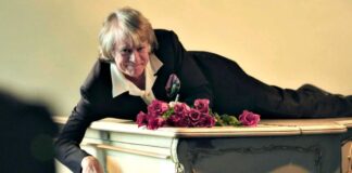 Helge Schneider liegt auf einem Klavier in einer Szene des Films «Helge Schneider - The Klimperclown», der nun in der Mediathek zu sehen ist und am Mittwoch, 20.8., im Ersten gezeigt wird.