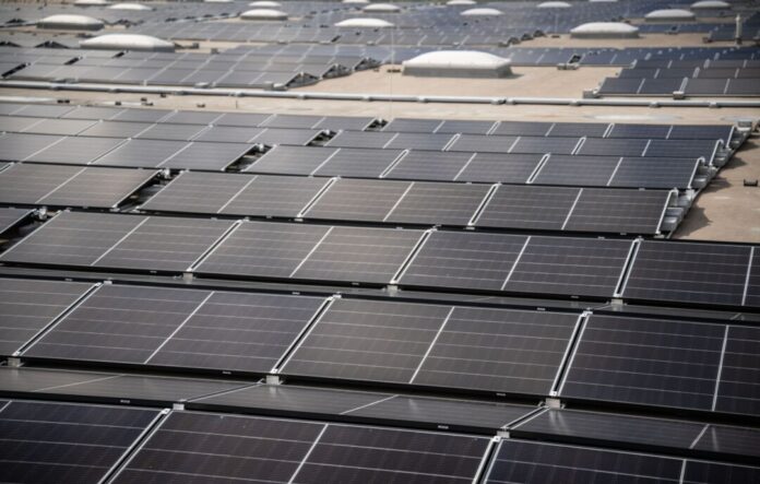 Das Tempo beim Solarausbau in NRW hat etwas nachgelassen: Von Januar bis Juni wurden in NRW 20 Prozent weniger neue Anlagen installiert als im Vorjahreszeitraum. (Symbolbild)