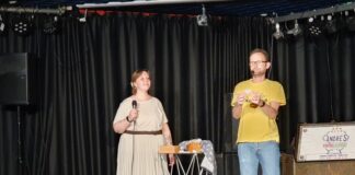 Viele Lesebegeisterte haben sich im "Club" in Heiligenhaus eingefunden, um gemeinsam den Abschluss des Leseclubs zu feiern. Foto: Stadt Heiligenhaus