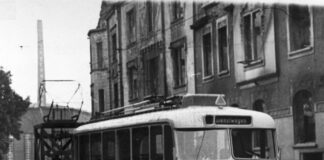 Test für den Obus-Verkehr mit einem Gespann aus Motorwagen und Nachläufer für die Stromabnahme. Foto: WSW-Archiv