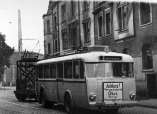 Test für den Obus-Verkehr mit einem Gespann aus Motorwagen und Nachläufer für die Stromabnahme. Foto: WSW-Archiv