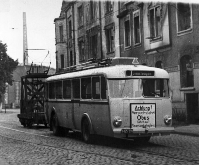 Test für den Obus-Verkehr mit einem Gespann aus Motorwagen und Nachläufer für die Stromabnahme. Foto: WSW-Archiv Test für den Obus-Verkehr mit einem Gespann aus Motorwagen und Nachläufer für die Stromabnahme. Foto: WSW-Archiv