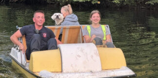 Mit einem Tretboot gelangten Hund und Retter ans Ufer. Foto: FW Ratingen
