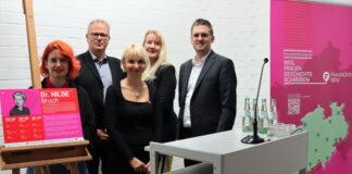 Sie würdigten die herausragende Wissenschaftlerin Dr. Hilde Bruch bei der feierlichen Einweihung des zweiten „FrauenOrts“ in Ratingen (v.l.n.r.): Sarah Gonschorek (Frauenrat NRW), Stadtarchivar Dr. Sebastian Barteleit, Prof. Dr. Petia Genkova (Frauenrat NRW), Gleichstellungsbeauftrage Nadine Mauch, Kulturdezernent und Erster Beigeordneter Patrick Anders. Foto: Stadt Ratingen