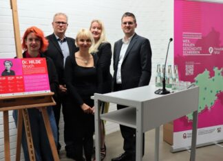 Sie würdigten die herausragende Wissenschaftlerin Dr. Hilde Bruch bei der feierlichen Einweihung des zweiten „FrauenOrts“ in Ratingen (v.l.n.r.): Sarah Gonschorek (Frauenrat NRW), Stadtarchivar Dr. Sebastian Barteleit, Prof. Dr. Petia Genkova (Frauenrat NRW), Gleichstellungsbeauftrage Nadine Mauch, Kulturdezernent und Erster Beigeordneter Patrick Anders. Foto: Stadt Ratingen