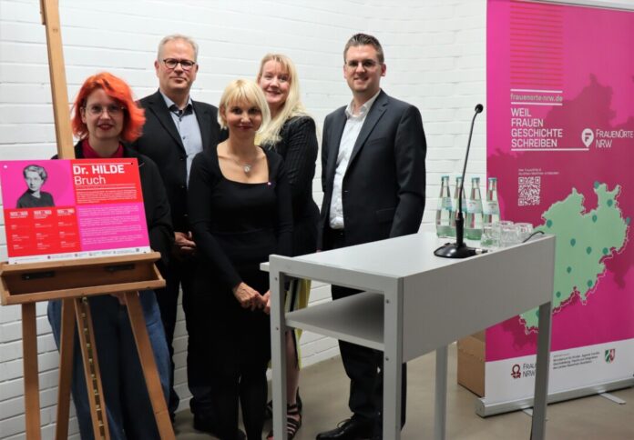 Sie würdigten die herausragende Wissenschaftlerin Dr. Hilde Bruch bei der feierlichen Einweihung des zweiten „FrauenOrts“ in Ratingen (v.l.n.r.): Sarah Gonschorek (Frauenrat NRW), Stadtarchivar Dr. Sebastian Barteleit, Prof. Dr. Petia Genkova (Frauenrat NRW), Gleichstellungsbeauftrage Nadine Mauch, Kulturdezernent und Erster Beigeordneter Patrick Anders. Foto: Stadt Ratingen Sie würdigten die herausragende Wissenschaftlerin Dr. Hilde Bruch bei der feierlichen Einweihung des zweiten „FrauenOrts“ in Ratingen (v.l.n.r.): Sarah Gonschorek (Frauenrat NRW), Stadtarchivar Dr. Sebastian Barteleit, Prof. Dr. Petia Genkova (Frauenrat NRW), Gleichstellungsbeauftrage Nadine Mauch, Kulturdezernent und Erster Beigeordneter Patrick Anders. Foto: Stadt Ratingen