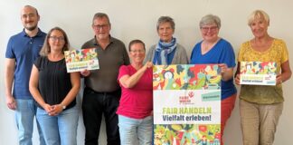 Mitglieder der „Fairtrade-Stadt“-Steuerungsgruppe präsentieren das Motto der diesjährigen Aktionstage für den Fairen Handel: „Fair Handeln – Vielfalt erleben!“. Foto: Stadt Ratingen
