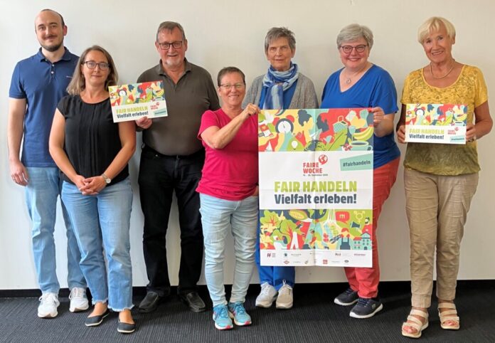 Mitglieder der „Fairtrade-Stadt“-Steuerungsgruppe präsentieren das Motto der diesjährigen Aktionstage für den Fairen Handel: „Fair Handeln – Vielfalt erleben!“. Foto: Stadt Ratingen