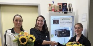 Freuen sich über die erste Fairteiler-Station in Ratingen (von links nach links): Katrin Kosmehl, Anette Einig (Café Lichtblick) und Vanessa Mollenhauer. Foto: privat