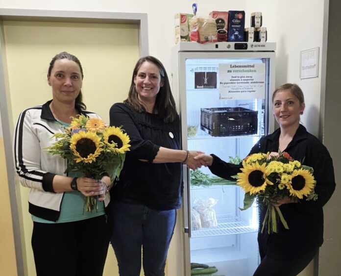Freuen sich über die erste Fairteiler-Station in Ratingen (von links nach links): Katrin Kosmehl, Anette Einig (Café Lichtblick) und Vanessa Mollenhauer. Foto: privat