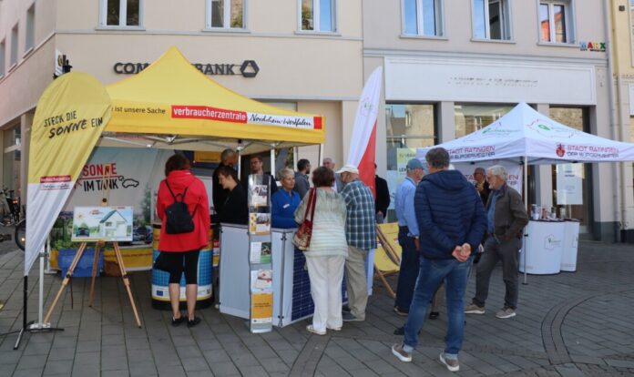 Am 23. September klären Experten am Infostand am Markt wieder über Photovoltaik und Steckersolarmodule auf. Foto: Stadt Ratingen