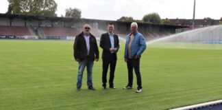 Nach der erfolgreichen Bauabnahme freuen sich Projektleiter Achim Kramer, Sportdezernent Patrick Anders und Fachplaner Georg Schlate (v.l.n.r.) auf das erste Spiel auf dem neuen Rasen. Foto: Stadt Ratingen