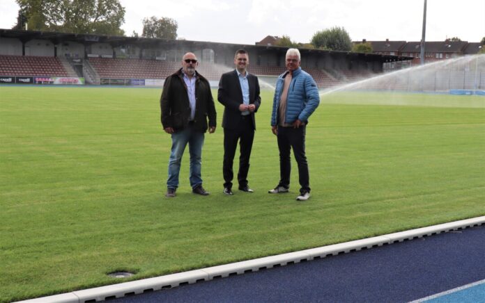 Nach der erfolgreichen Bauabnahme freuen sich Projektleiter Achim Kramer, Sportdezernent Patrick Anders und Fachplaner Georg Schlate (v.l.n.r.) auf das erste Spiel auf dem neuen Rasen. Foto: Stadt Ratingen