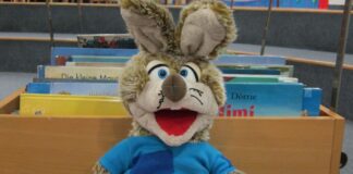 Die Handpuppe „Lesetrine“ führt die Kinder durch das Programm. Foto: Stadt Ratingen