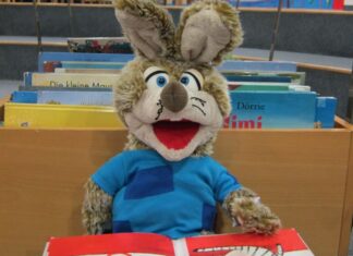 Die Handpuppe „Lesetrine“ führt die Kinder durch das Programm. Foto: Stadt Ratingen