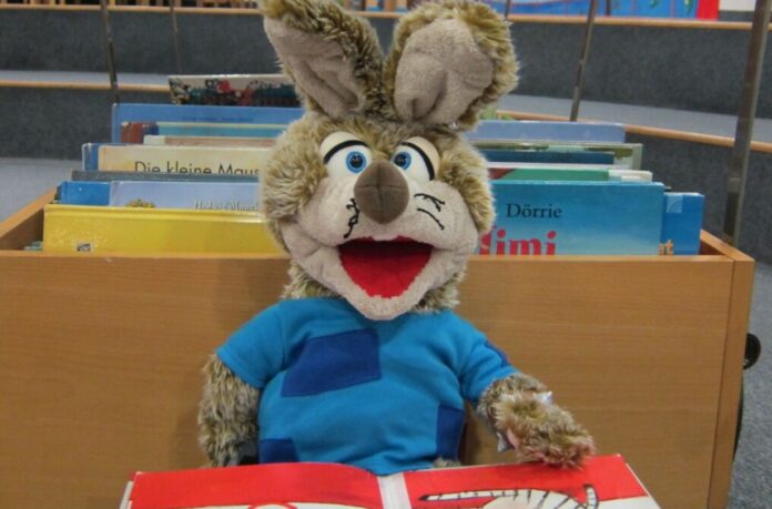 Die Handpuppe „Lesetrine“ führt die Kinder durch das Programm. Foto: Stadt Ratingen