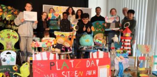 Bei der Ausstellungseröffnung mit Bürgermeister Klaus Pesch und weiteren Beteiligten präsentierten einige Kinder stolz ihre Werke. Foto: Stadt Ratingen
