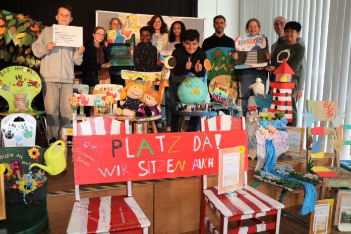 Bei der Ausstellungseröffnung mit Bürgermeister Klaus Pesch und weiteren Beteiligten präsentierten einige Kinder stolz ihre Werke. Foto: Stadt Ratingen