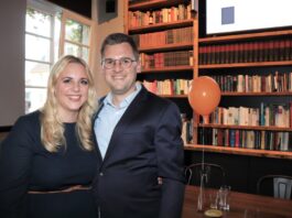 Strahlende Gesichter beim neuen Bürgermeister Patrick Anders und seiner Frau Andrea nach der gewonnenen Stichwahl. Foto:  Stadt Ratingen