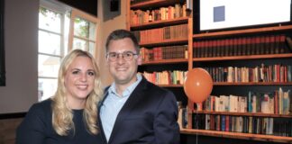 Strahlende Gesichter beim neuen Bürgermeister Patrick Anders und seiner Frau Andrea nach der gewonnenen Stichwahl. Foto:  Stadt Ratingen
