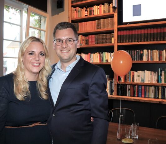 Strahlende Gesichter beim neuen Bürgermeister Patrick Anders und seiner Frau Andrea nach der gewonnenen Stichwahl. Foto:  Stadt Ratingen