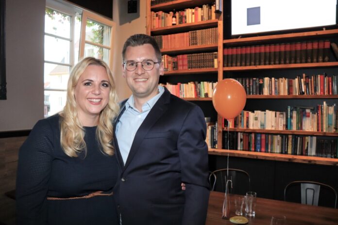 Strahlende Gesichter beim neuen Bürgermeister Patrick Anders und seiner Frau Andrea nach der gewonnenen Stichwahl. Foto:  Stadt Ratingen