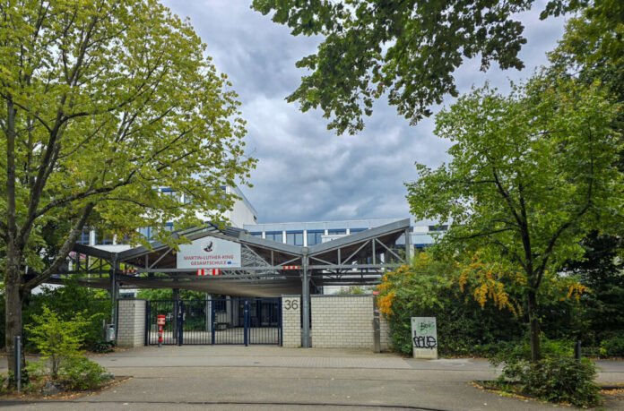 Eingangstor zur MartinLther King Schule in Ratingen West, Bild: Alexander Heinz