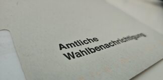 Eine Wahlbenachrichtigung liegt auf einem Tisch. Foto: Volkmann