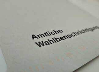 Eine Wahlbenachrichtigung liegt auf einem Tisch. Foto: Volkmann