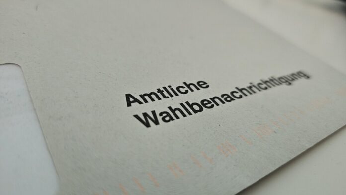 Eine Wahlbenachrichtigung liegt auf einem Tisch. Foto: Volkmann