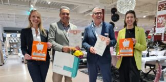 Freude über die Auszeichnung auf allen Seiten: Jana Sonnen (SonnenTanz und Ortsvorstand HVR), Björn Musiol (Geschäftsführer HVR), Mario Legrum (Ostermann) und Hanne Schwabe (Wirtschaftsförderung Haan). Foto: HV NRW