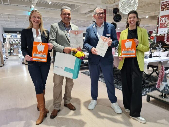 Freude über die Auszeichnung auf allen Seiten: Jana Sonnen (SonnenTanz und Ortsvorstand HVR), Björn Musiol (Geschäftsführer HVR), Mario Legrum (Ostermann) und Hanne Schwabe (Wirtschaftsförderung Haan). Foto: HV NRW