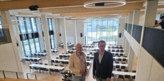 Martin Sträßer (links) im Gespräch mit Jens Brandenburg (Schulleiter Gesamtschule Waldschlösschen). Foto: Büro Martin Sträßer