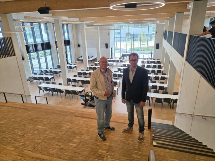 Martin Sträßer (links) im Gespräch mit Jens Brandenburg (Schulleiter Gesamtschule Waldschlösschen). Foto: Büro Martin Sträßer